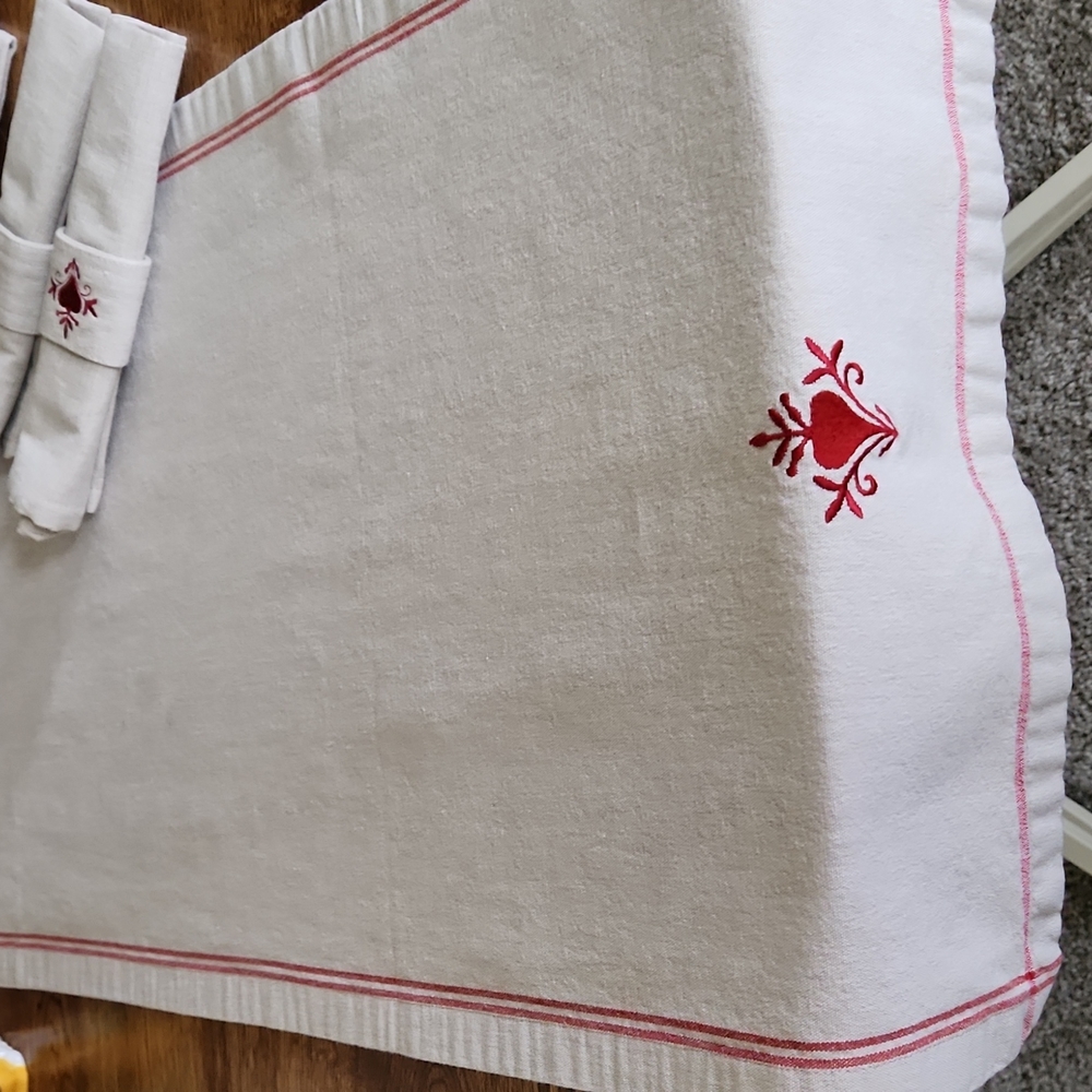 Walten 100% Cotton Table Runner with 4 matching cloth napkins measures 50" Long